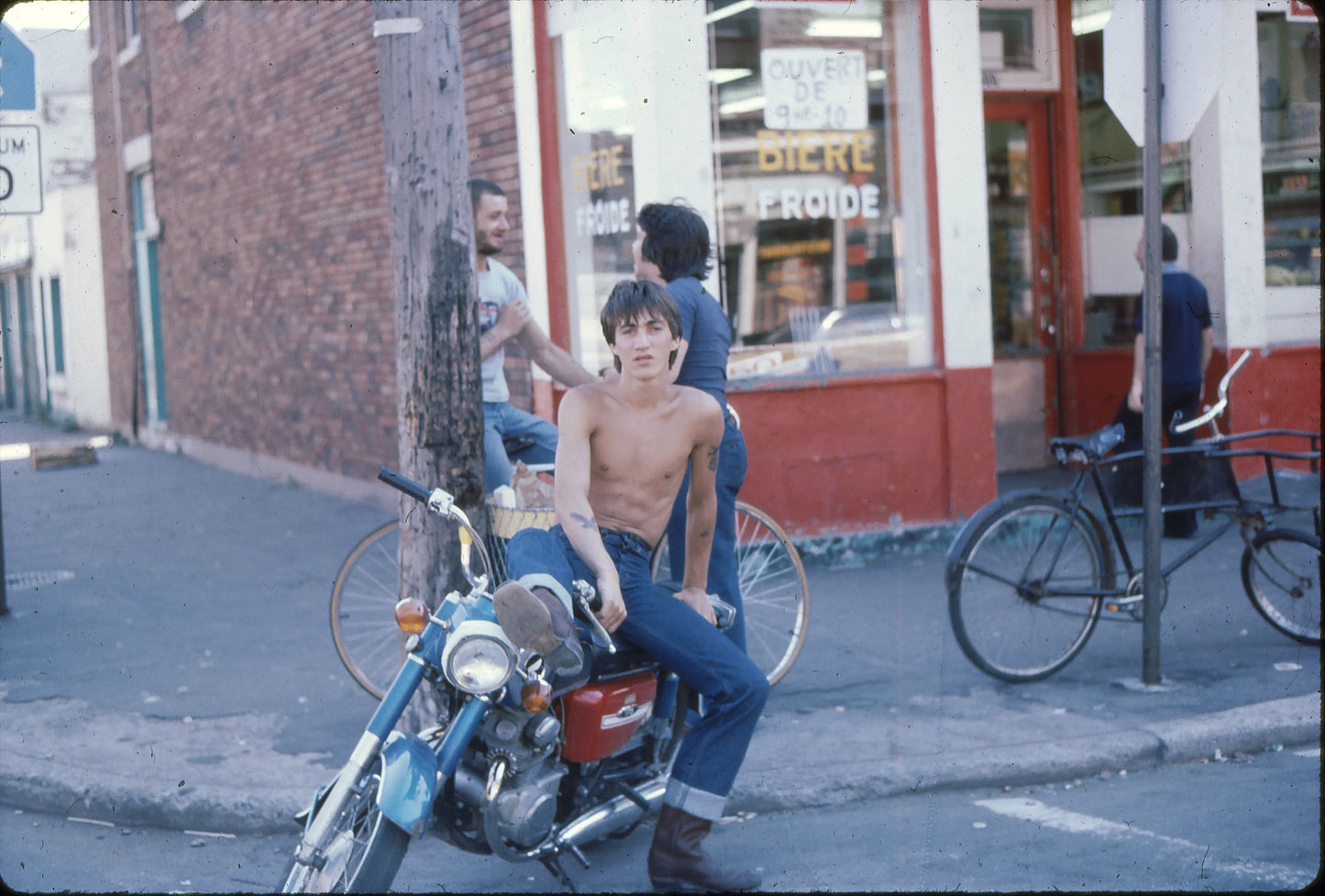 Adolescents devant l'épicerie Lange