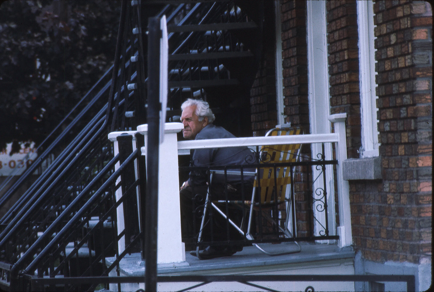 Monsieur sur son balcon