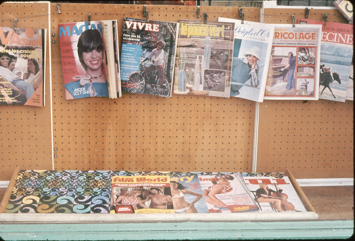 Magazines dans la vitrine du restaurant rue Letourneux
