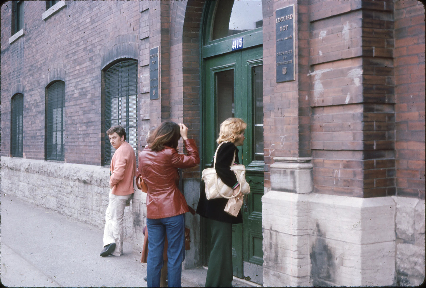 Entrée des travailleurs, manufacture rue Ontario angle Pie-IX