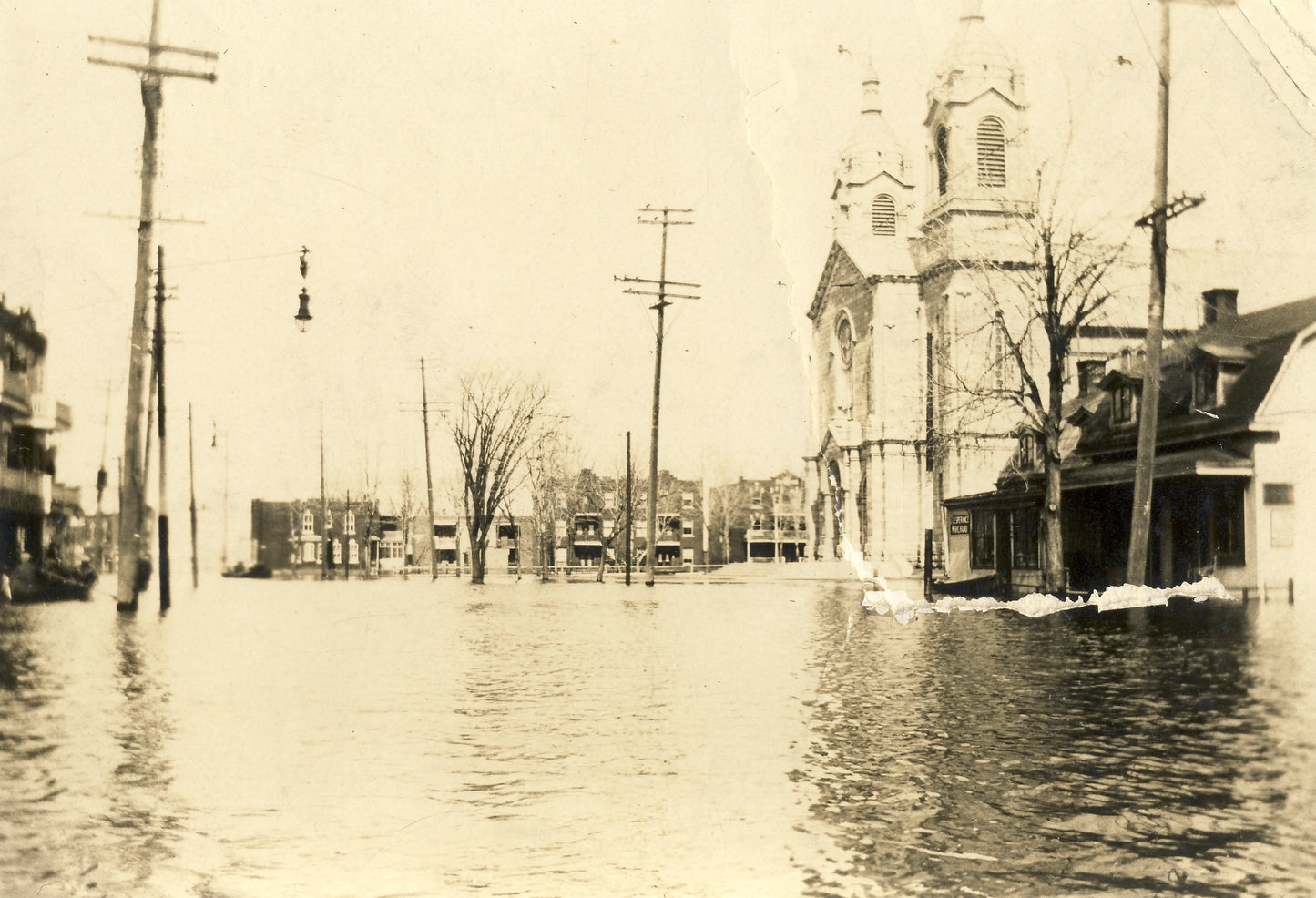 Inondation de 1928, rue Notre-Dame, devant l'église St-François d'Assise