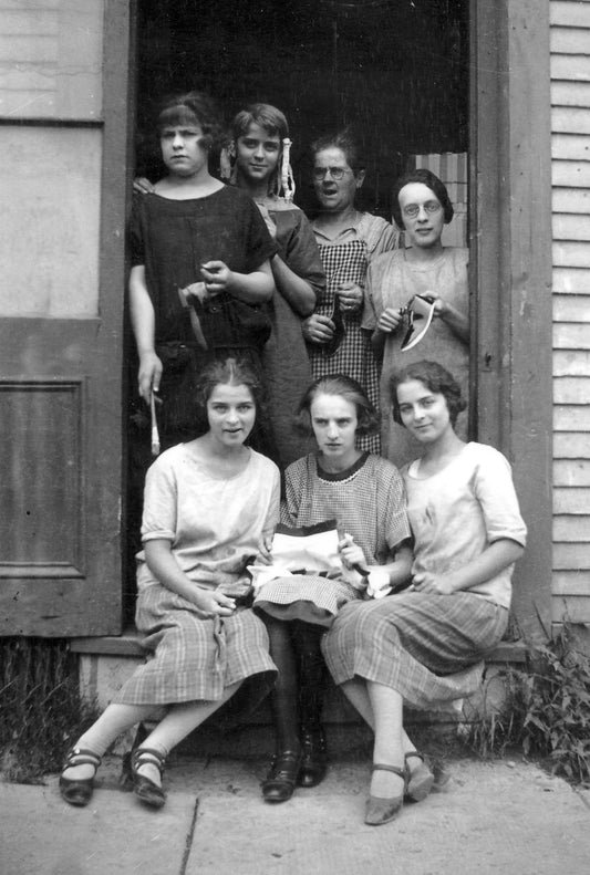 Femmes de la famille St-Jean et des ouvrières à la manufacture de souliers familiale
