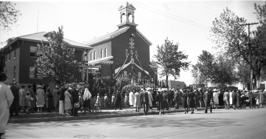 Fête-Dieu devant l'église Ste-Claire