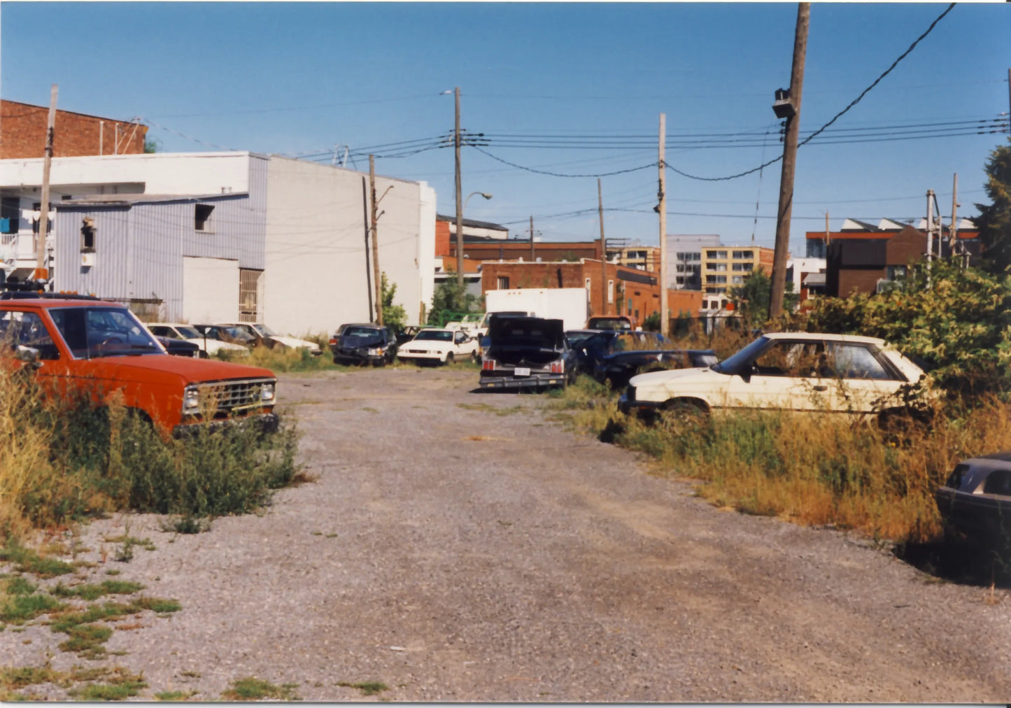 Terrain vacant rue Valois. au nord de la voie ferrée