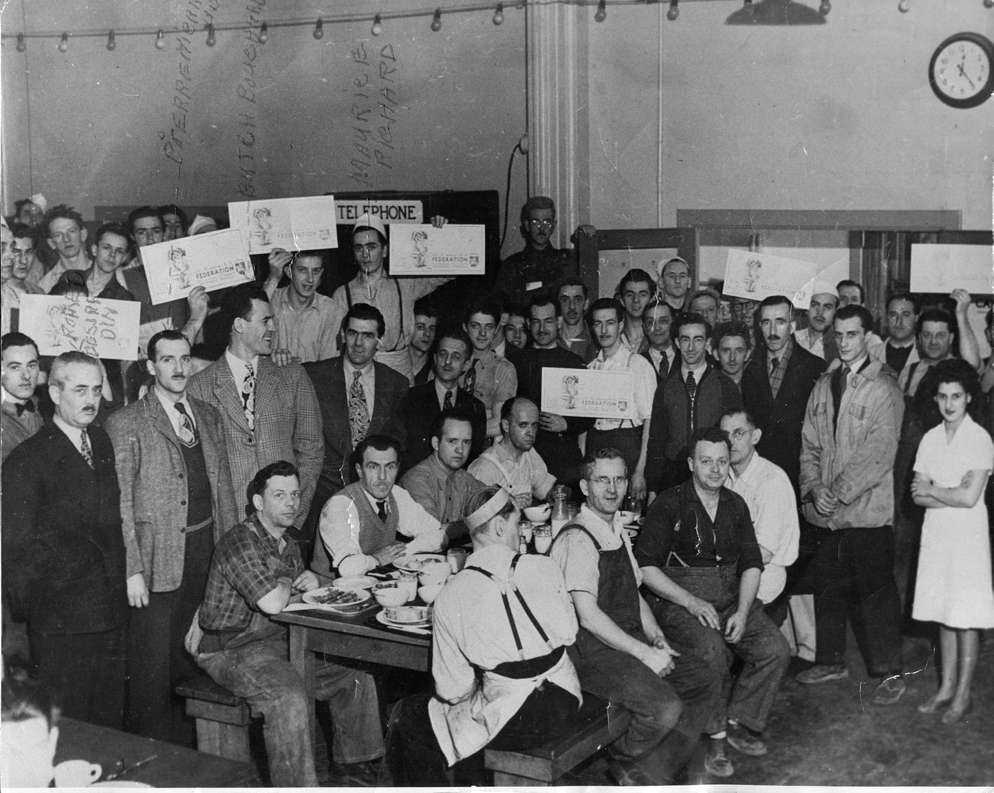 Employés de l'usine Catelli à la cafétéria