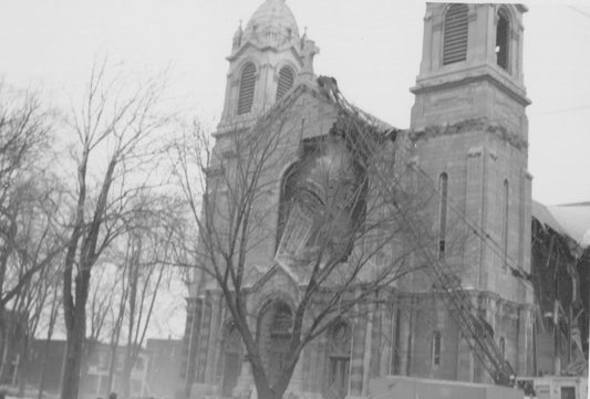 Chute du vitrail pendant la démolition de l'église Saint-François d'Assise, février 1964