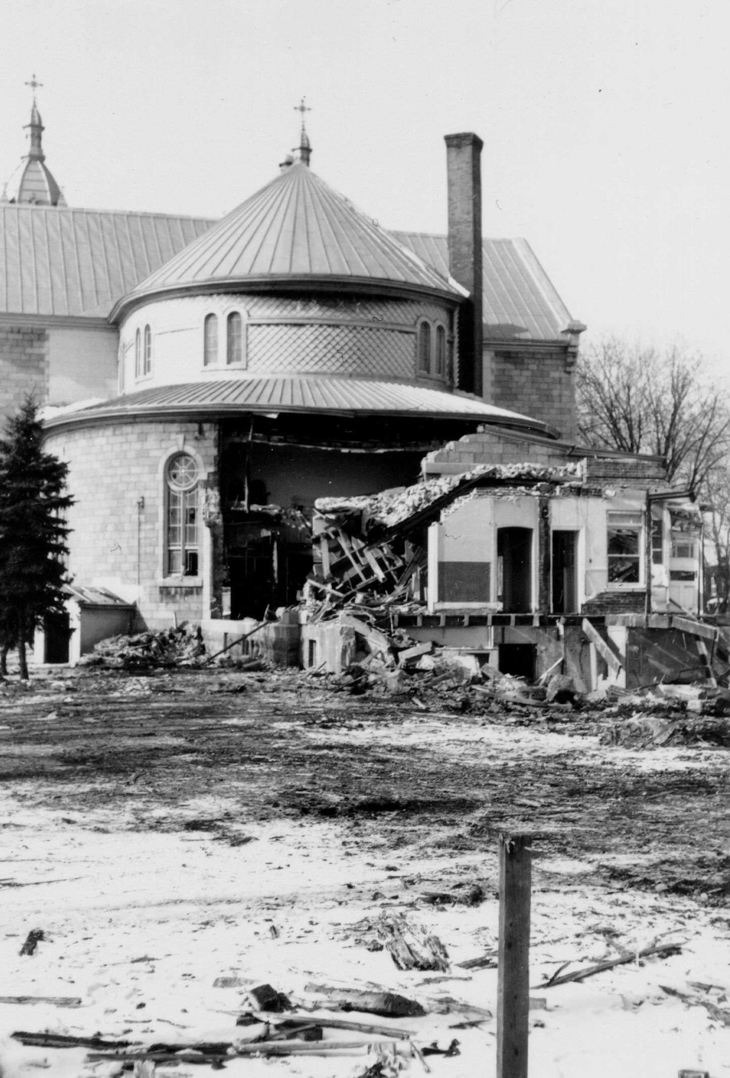 Démolition du choeur et de l'abside de l'église Saint-François d'Assise, février 1964