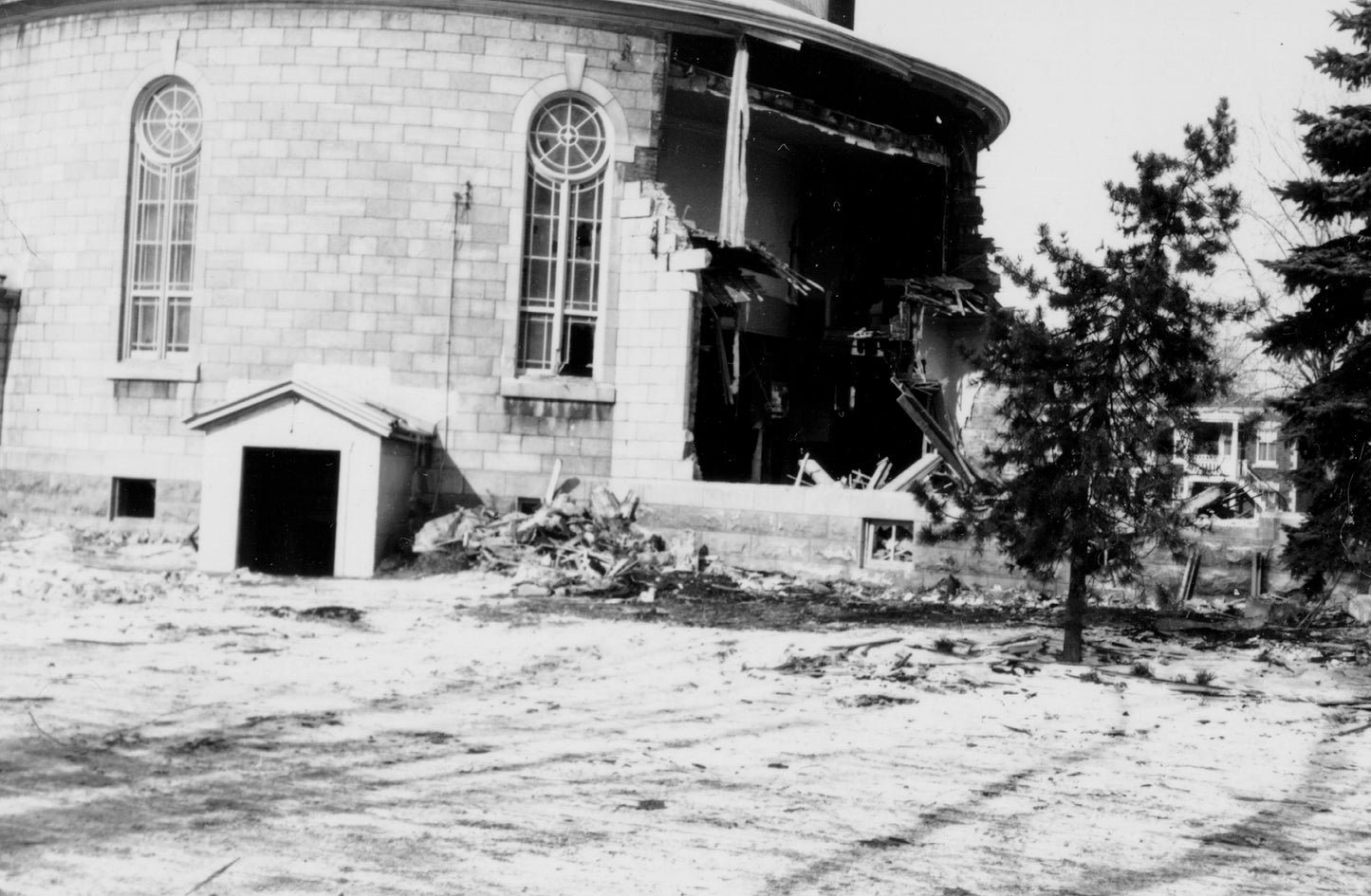 Démolition du choeur et de l'abside de l'église Saint-François d'Assise, février 1964