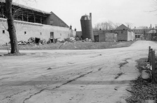 L'arrière-cour et les bâtiments (dépendances) désertés de la résidence Sainte-Thérèse en cours de démolition