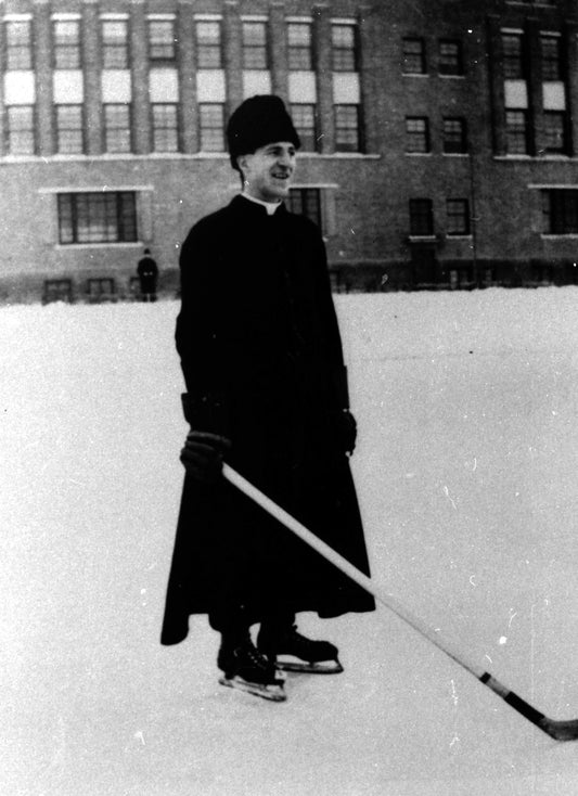 Professeur jouant au hockey Externat classique Ste-Croix