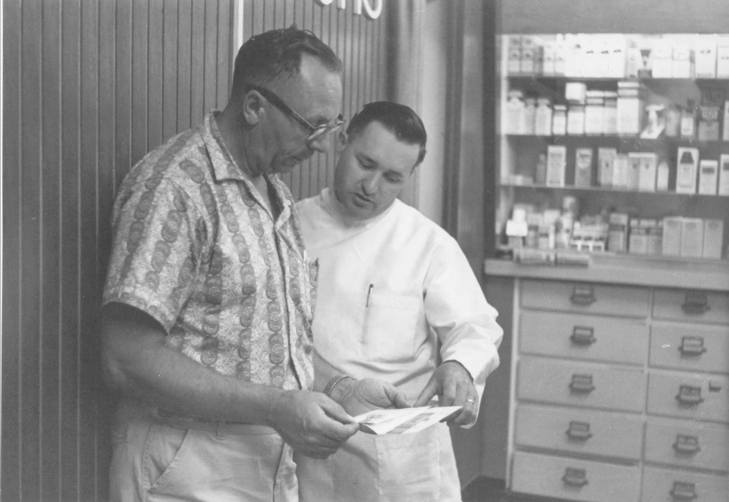 Intérieur Pharmacie Messier: pharmacien et client