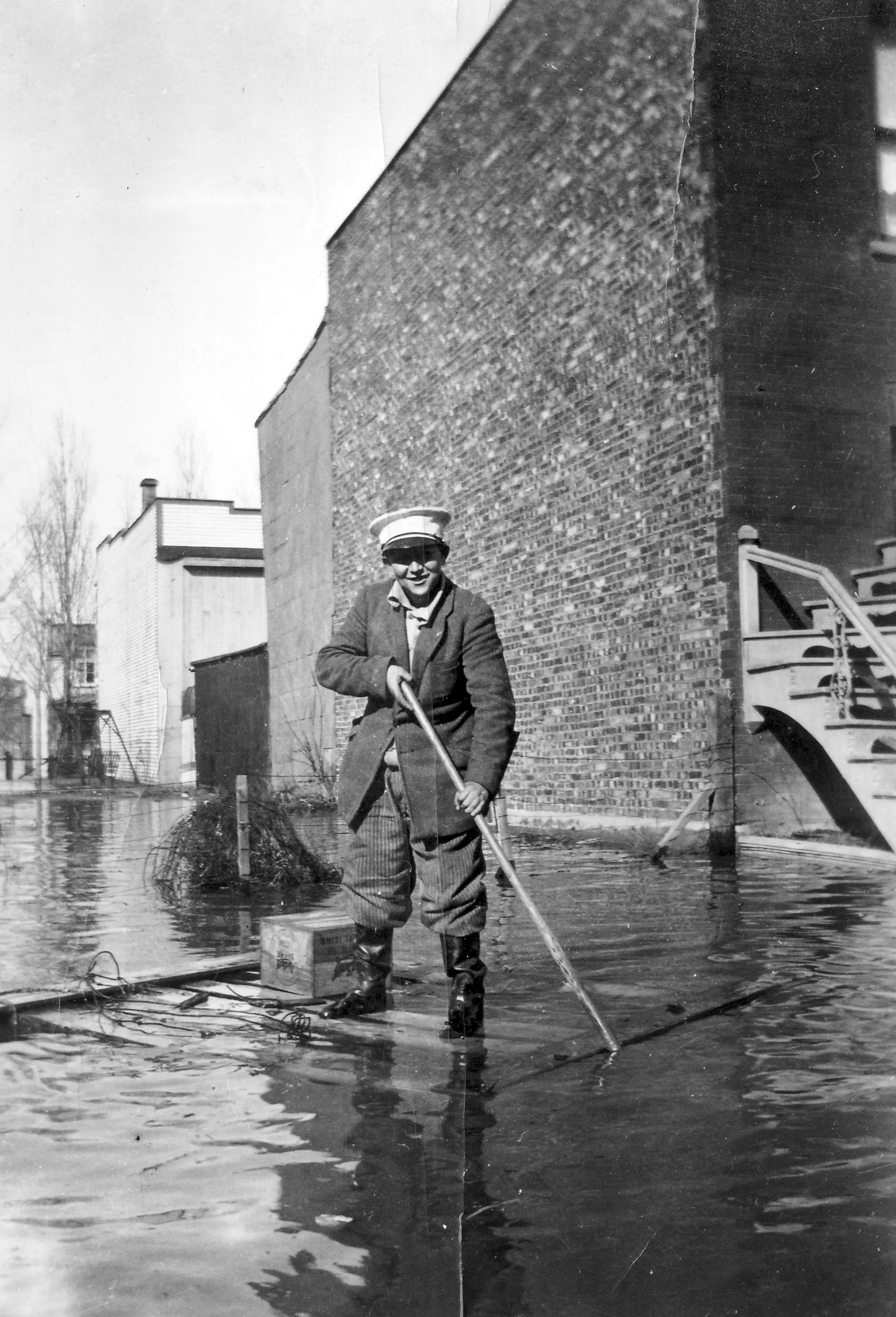 Adolescent sur la rue Curatteau lors de l'inondation