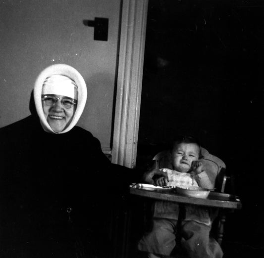 Religieuse et bébé