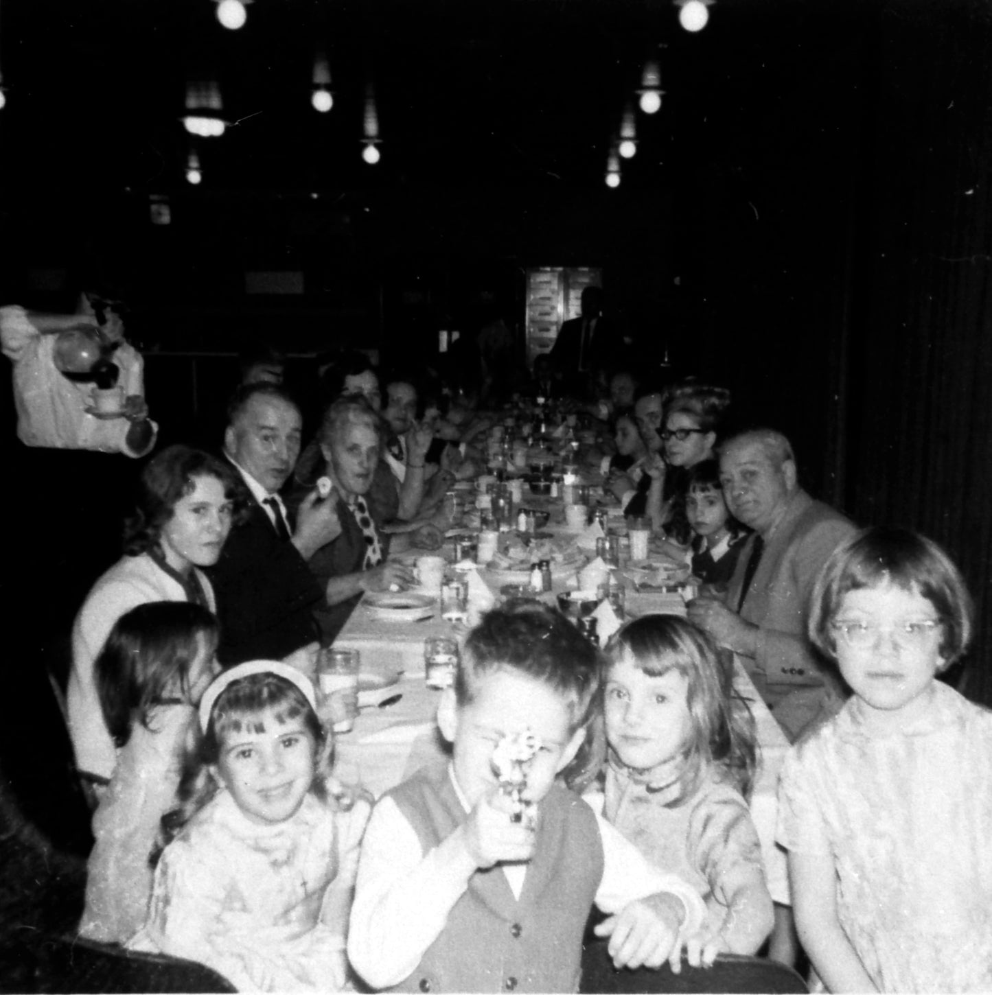 Repas à table grand-mère et petits-enfants