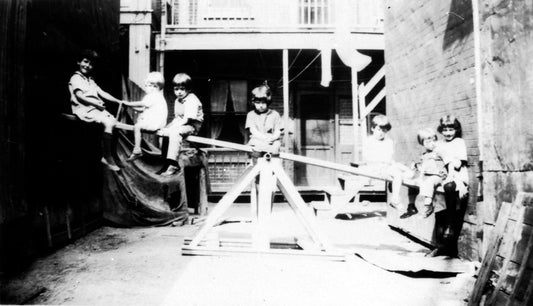 Enfants sur une grande balançoire