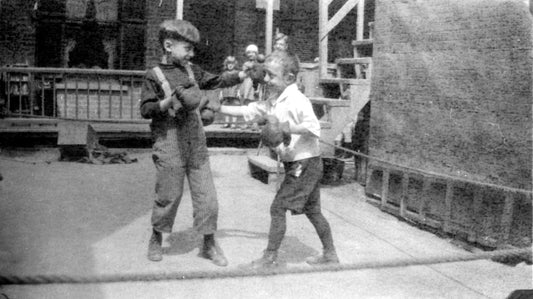 Enfants jouant à la boxe dans la cour