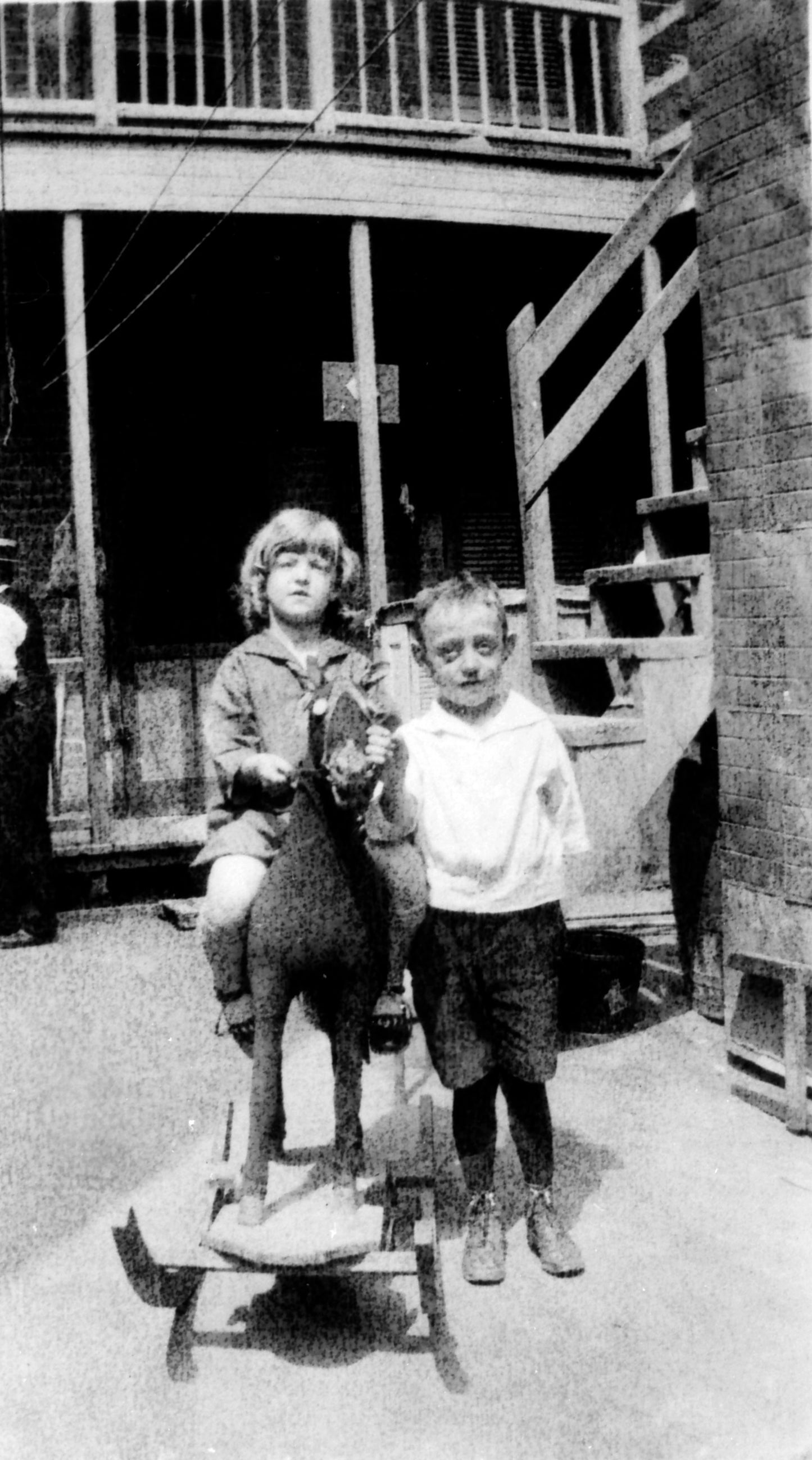 Enfants sur un cheval à bascule