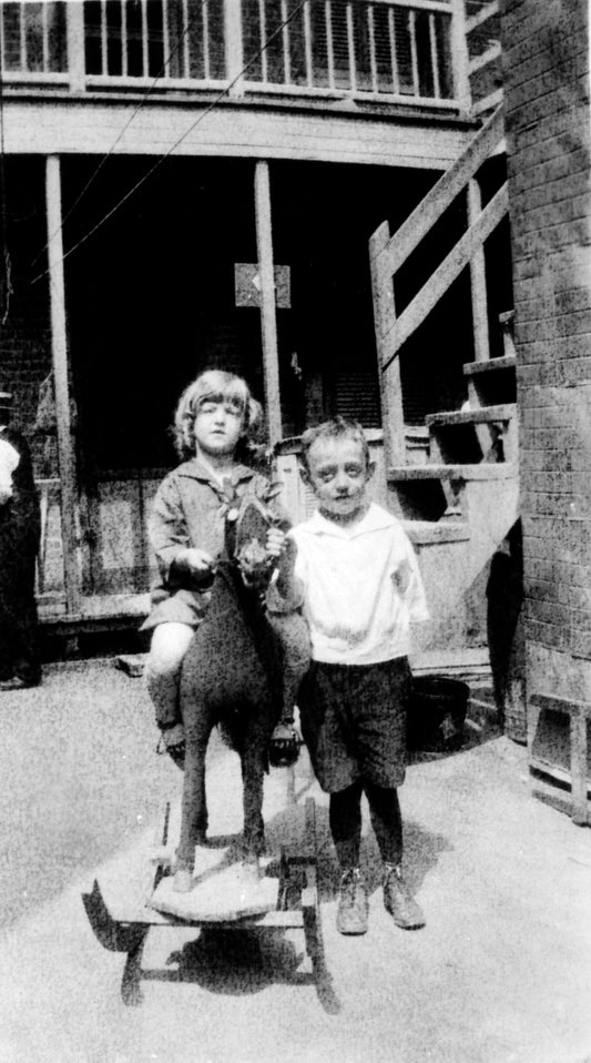 Enfants sur un cheval à bascule