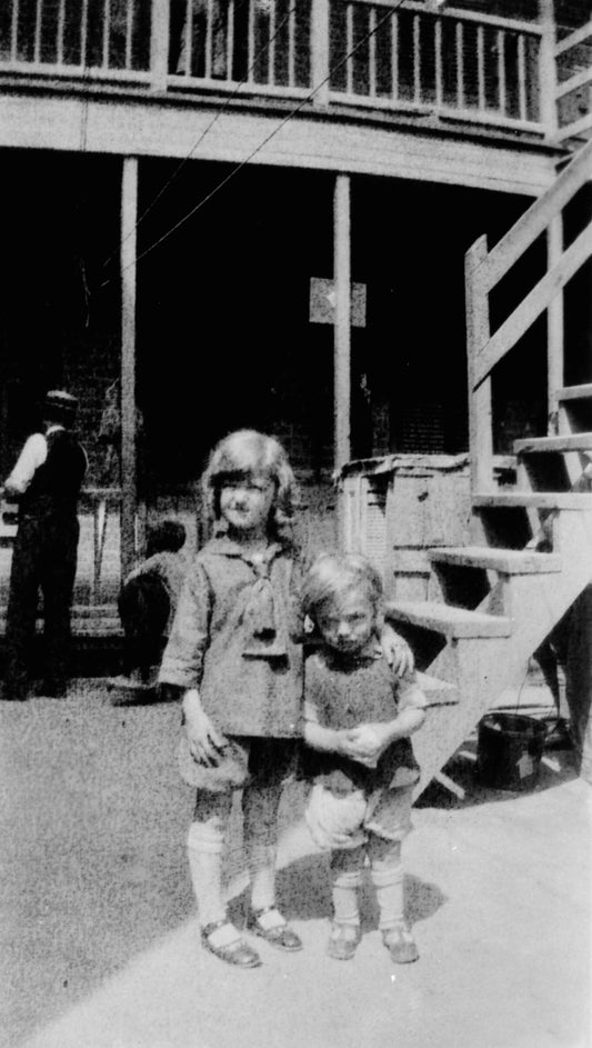 Enfants dans la cour arrière