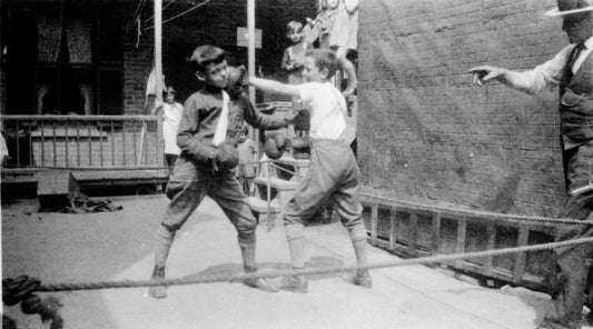 Enfants jouant à la boxe dans la cour