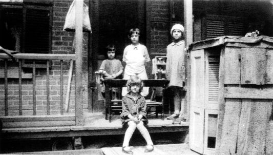 Enfants sur un balcon arrière