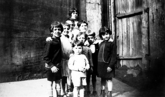 Enfants dans la cour arrière