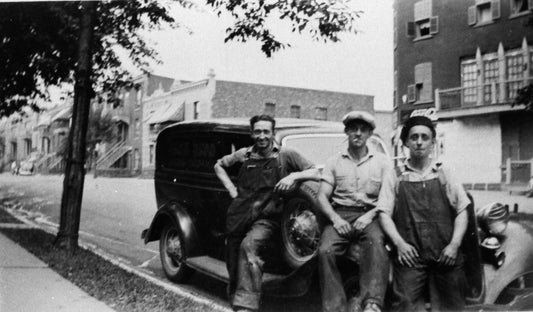 Hommes assis sur le capot d'une automobile