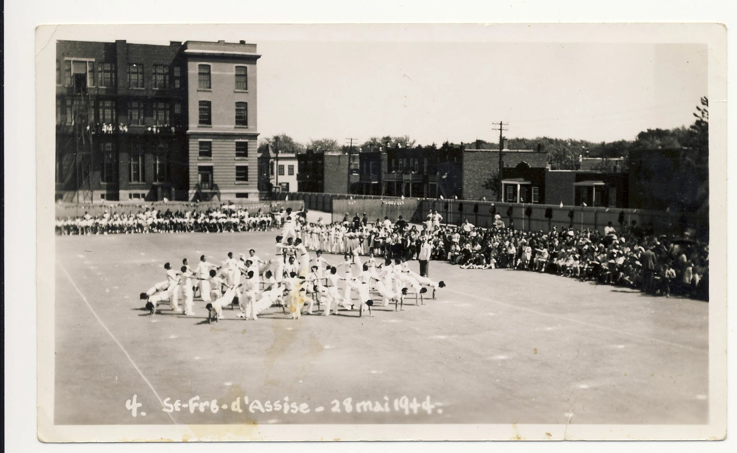 Démonstration de gymnastique garçon dans la cour d'école St-François d'Assise