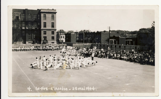 Démonstration de gymnastique garçon dans la cour d'école St-François d'Assise