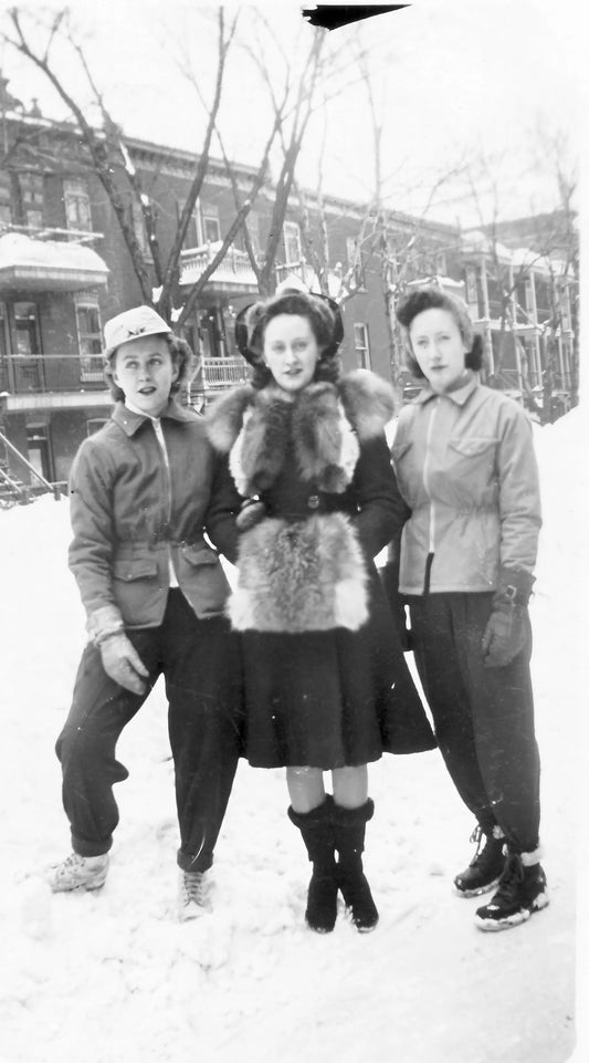 Trois femmes dans Notre-Dame-des-Victoires