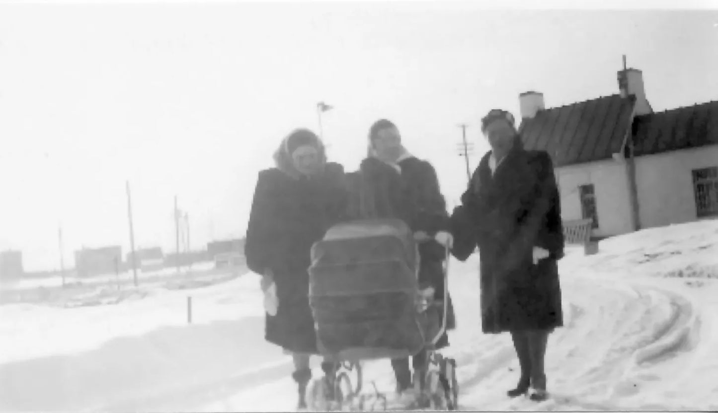 Trois femmes et un landau